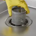 Lave-vaisselle bouché, eau stagnante : du filtre au tuyau d&rsquo;évacuation